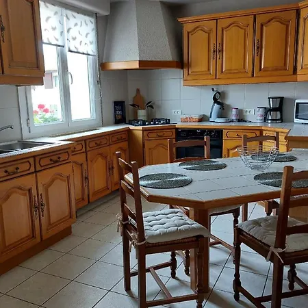 Maison Mitoyenne Entre Les Lacs, Proche Du Centre De Villa *
