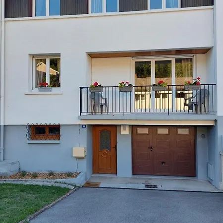 Maison Mitoyenne Entre Les Lacs, Proche Du Centre De *