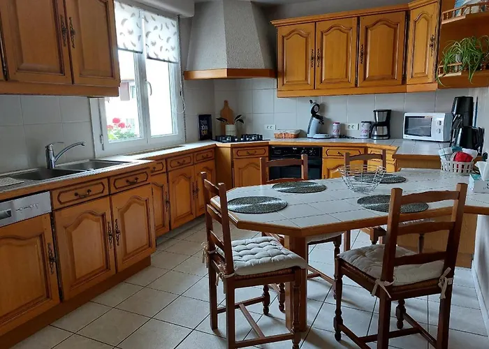 Maison Mitoyenne Entre Les Lacs, Proche Du Centre De Vila *