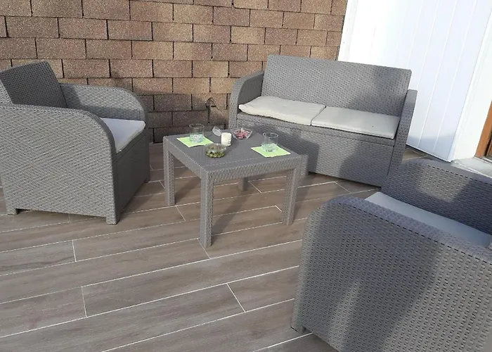 Maison Mitoyenne Entre Les Lacs, Proche Du Centre De Vila